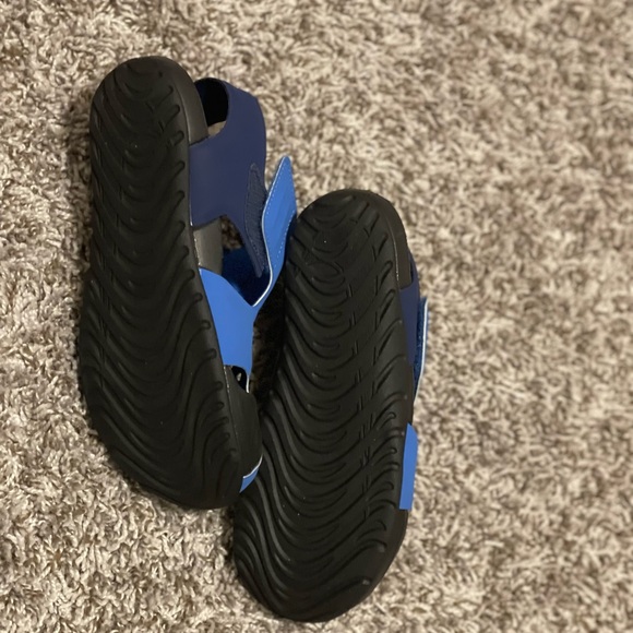 Size 2 Royal Blue Nike kids sandals barely worn - Picture 3 of 4